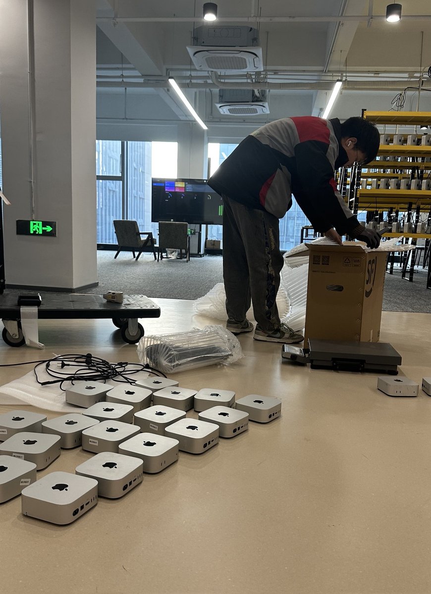 养龙虾，这些 AI单词你明白什么意思吗？

三言两语给大家解释清楚：

1. Agent： 就是有脑子的 AI。不光会聊天，还能自己琢磨计划、自己去干活。

2. OpenClaw：大家管它叫“大龙虾”，源自 Claw 本意，就是龙虾的大钳子。装上它，它可以在屏幕里伸出手，精准控制数码世界。

3. Skill： AI