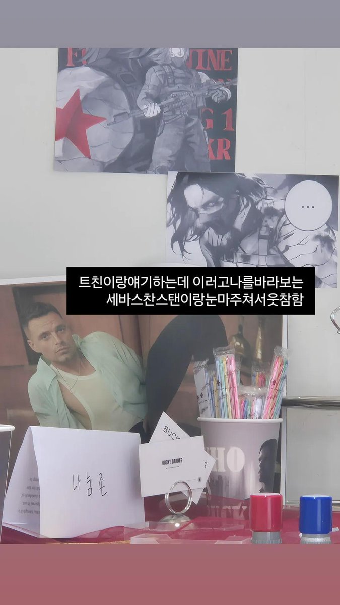 @:즐겁게대화하는딸들을바라보는아버지