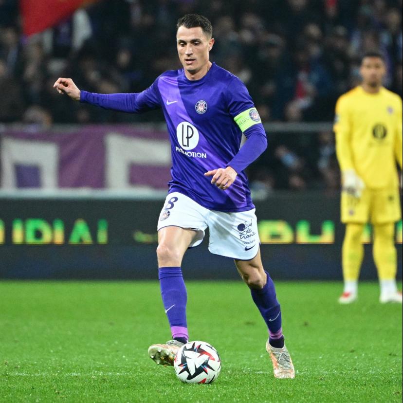 jme retourne et je cherche Logan Costa