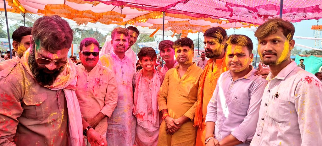 PrinceM46155115's tweet photo. आज खजुराहो (टिकरी) मे बड़े भैया @ArvindPateriyaa जी द्वारा होली मिलन समारोह मे सम्मिलित हुआ 

रंग, उमंग और आपसी सद्भाव के पावन पर्व 'होली' महापर्व की आप सभी को हार्दिक  शुभकामनाएं !! https://t.co/RMtRvAvNSX
