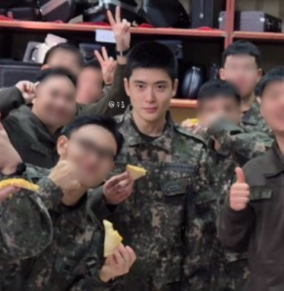 truebluemooon's tweet photo. รูปตอนไหนเนี่ย เดาไม่ถูก แจฮยอนมันสูบลมเข้าออกได้จริงๆ 55555 ในมือถือพิซซ่าแล้วยังถ่ายรูปออกมาเป็นพี่ดาราได้นี่โหดมาก https://t.co/PLayKmKpa1