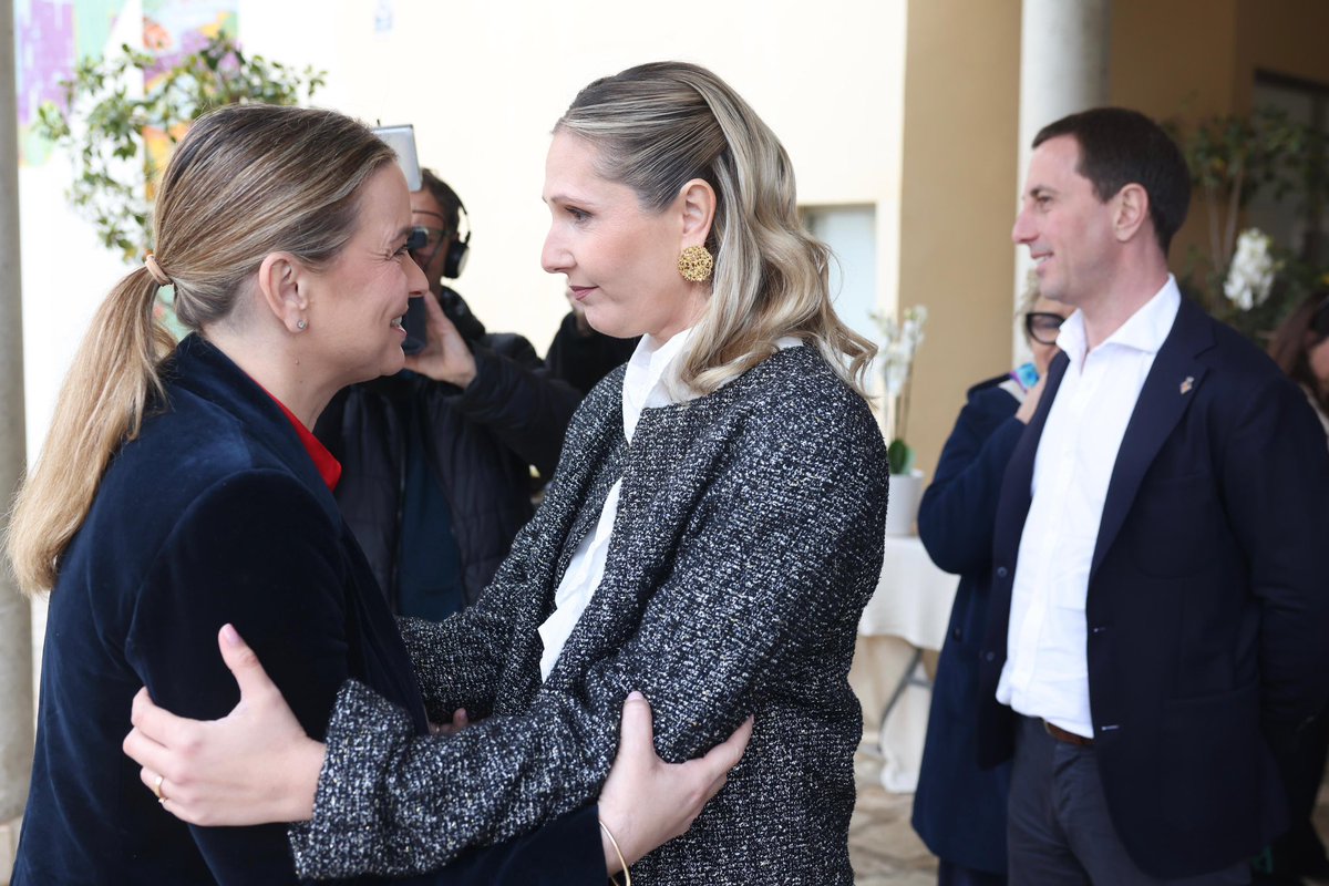 MargaProhens's tweet photo. Enhorabona a Maria Agnès Sampol per convertir-se en la nova batlessa de #Porreres i per fer realitat el #canvi que el poble va triar en les darreres eleccions.
27 anys després, i amb el record emocionat de l’enyorat Pep Roig, el @ppbalears torna a recuperar la batlia en un dia ple de simbolisme i d’agraïment a totes les persones que, amb la seva feina i el seu compromís, ho han fet possible.
La política municipal és, sobretot, vocació de servei, proximitat i compromís amb la gent. I Maria Agnès Sampol representa aquesta manera d’entendre la política: amb sensibilitat, amb ganes de fer feina i d’arromangar-se, amb un projecte il·lusionant i amb una estima profunda per Porreres i per la seva gent, sempre a peu de carrer i al seu costat, com a senya d’identitat del partit que més s’assembla a la nostra manera de ser i a aquestes Illes.
Enhorabona, batlessa! 💙