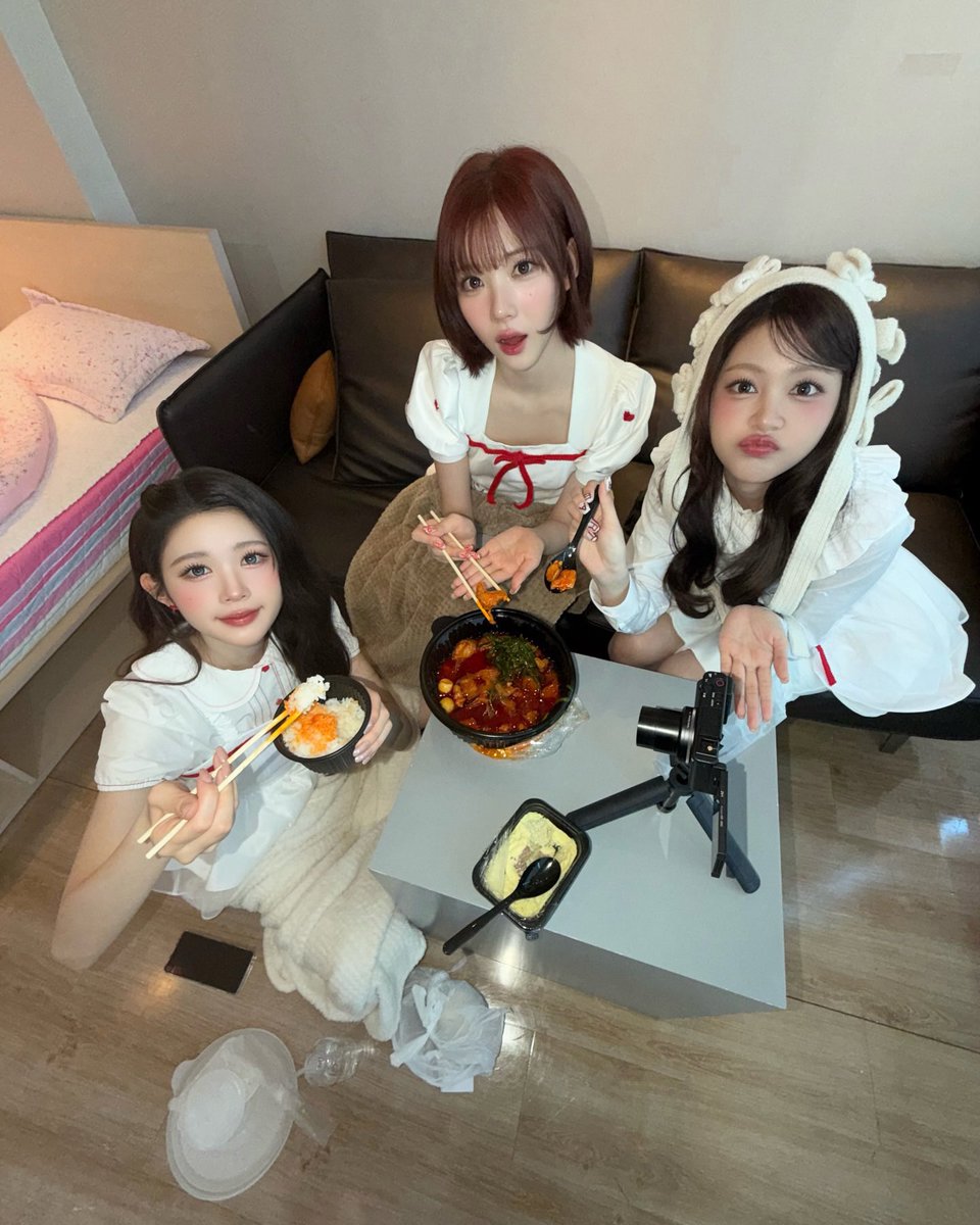 Lehnshert's tweet photo. Ternyata idol kalau habis mam tuh gosok gigi lagi ya wkwk. https://t.co/s39wci5ea4