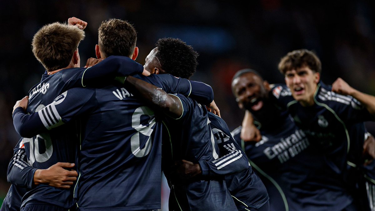 RMHUB_'s tweet photo. 📢 Actualidad merengue en RM HUB! ⚪🔥
El Real Madrid sigue en racha en LaLiga con una victoria épica 2‑1 ante el Celta en Balaídos gracias a un gol de Federico Valverde en el tiempo de descuento que mantiene viva la lucha por el título. 💥🇪🇸 https://t.co/s3mV5Vm1EU