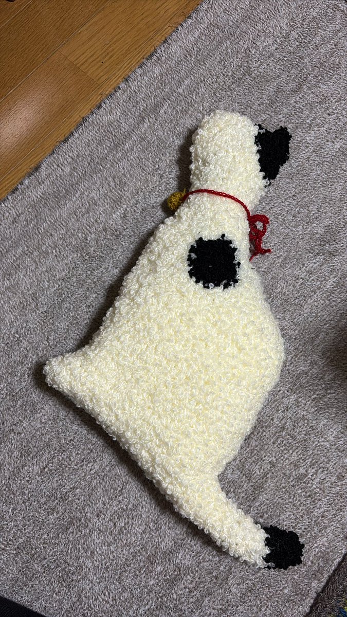 L_selenata's tweet photo. ねこのおすわりクッションを仕上げた後、糸が割と余ったので、なるべく使い切りを目指して買い足し、もう一匹作りました。糸は使い切れず、一匹目完成後とあまり変わらないのでは？というくらい残ってます（笑） https://t.co/BFEhLsLN1y