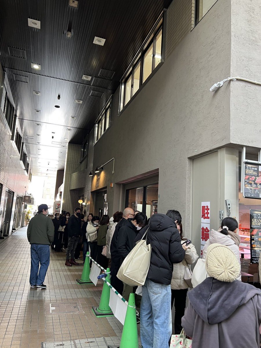 marubleu1's tweet photo. キヨヤ肉店の場所で
玉津で，弘一という
焼肉屋をしている弟が
新しく161と言う
お肉屋さんを始めました。
月に一回だけの
大奉仕の販売です。
キヨヤのように
対面量り売りは
ありませんが
美味しいお肉や
焼肉屋ならではの
味付け焼肉やテール，
ホルモンなども
販売しています。
来月お楽しみに。 https://t.co/dqBF4zvg9D