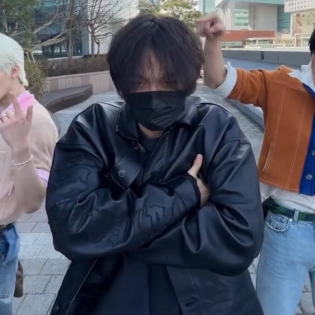 กลายเป็นท่าประจำตัวไปแล้วล่ะ5555555