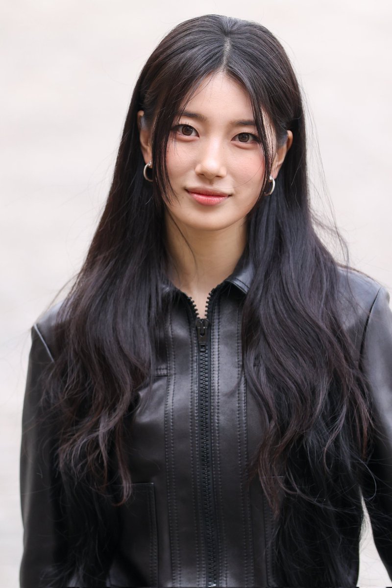 Suzyauri's tweet photo. My neck hurts cause i dont wanna pass any pic or videos from Suzy 🤣

BAE CELINE SUZY AT PFW26
#SUZYxCELINEHiver2026
#SUZYxCELINE 
#CELINEHiver2026 https://t.co/gBrtH3aWsF