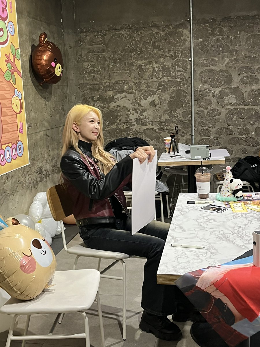 orbyachae's tweet photo. yubin is happy. https://t.co/PLf6FQX26U