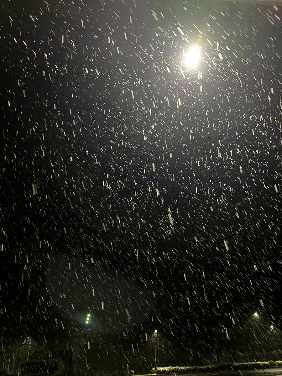 taka__ak19's tweet photo. 予想外の雪！！
明日ちょい期待や！！😎 https://t.co/9niif4bG5m