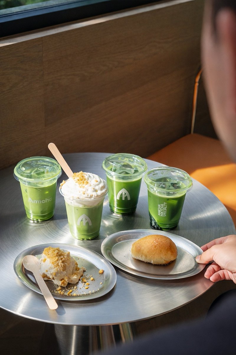 CafeStoryTH's tweet photo. 📍Amicha Matcha Specialty 🌱🍵🥐🌾 นนทบุรี • มัทฉะแบรนด์ไทยที่หลายคนเลิฟ วันนี้เปิดหน้าร้านให้ทุกคนมาเช็คอินแล้ว หลังจากเสิร์ฟผ่านออนไลน์และอีเวนท์มากมาย วันนี้ Amicha ขอเสิร์ฟผ่านสเปซสีเขียวสุดน่ารัก ที่รวบรวมความรักในมัทฉะมาให้ทุกคนได้ค้นหาแก้วที่ใช่ไปด้วยกัน ที่นี่มีมัทฉะพรีเมียมไปจนถึงเกรดพิธีการให้เลือกถึง 17 ตัว! ทุกตัวคัดสรรจากไร่ชาหลากหลายเมืองในญี่ปุ่น เพื่อให้ Matcha Lover ได้สัมผัสความสุขผ่าน Taste Note ที่ชอบ ทั้ง 🪸สาย Umami ที่หลงรักความนัว ความสาหร่าย 🫘สาย Nutty ที่อยากดื่มง่ายแต่มีมิติ เน้นความหอมโทนถั่ว 🌸สาย Floral & Fruity ที่อยากได้ความสดชื่น หอมกลิ่นดอกไม้จาง ๆ ที่ปลายลิ้น คือเรียกได้เลยว่าเป็นสวรรค์ของคนรักมัทฉะที่แท้จริง

จะเพิ่งเริ่มเข้าวงการมัทฉะ ก็ให้ทางร้านแนะนำรสที่อยากทานได้ หรือจะเป็นคนรักมัทฉะจนหยุดดื่มไม่ได้ ก็เข้ามาใช้เวลาดี ๆ ไปพร้อม ๆ กันได้เลย ที่นี่คือเสิร์ฟทั้งแบบ Clear✨ให้ได้สัมผัสรสมัทฉะเน้น ๆ แบบ Coconut 🌴หวานสดชื่นเข้ากับอากาศเมืองไทยมาก และแบบ Cold Whisk 🥛นัวมัน หอมละมุนสุด ๆ 

เมนูพิเศษที่มาแล้วต้องลองเลย 🥥 Burnt Coconut Matcha 🍦Hoshitori Hojicha Soft Cream และ 🍑Pomelo Lychee Sparkling Matcha ทั้งสามตัวคือดื่มง่าย สดชื่นในเวย์ที่แตกต่างกัน ดีงามมาก ทานคู่กับเมนูขนมโฮมเมดประจำร้านคือที่สุด ทั้ง NYC Banana Pudding OG และ Shio Pan Brown Sugar ที่ผ่านการคิดค้นมาเพื่อให้บาลานซ์รสชาติกับมัทฉะได้อย่างลงตัวมาก ใครกำลังมองหาคาเฟ่มัทฉะตัวจริงเสียงจริง ต้องปักหมุดไว้เลยน้า  

🗺️ พิกัด: หมู่บ้านโนเบิลจีโอ ถนนนครอินทร์ อำเภอบางกรวย จังหวัดนนทบุรี
🕕 เปิดทุกวัน 08.30–17.30 น. 
🚗 มีที่จอดรถ
🐶Pet-Friendly