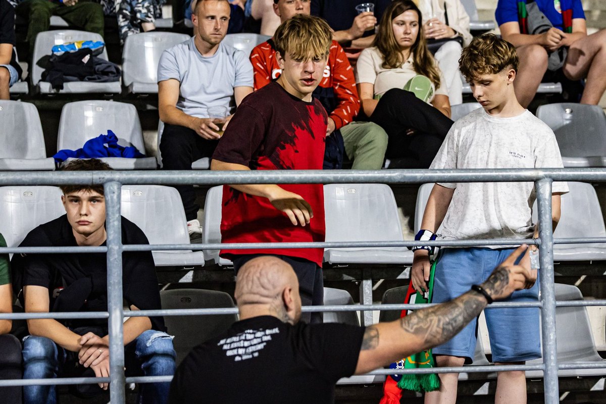 Chimek12's tweet photo. @SlaskWroclawPl W Legnicy już jeden 15-letni kibic Wisły kupił bilet i wszedł kulturalnie na sektor rodzinny wspierać swoją drużynę - dokładnie tak, jak polecacie.

Wyszedł z meczu z rozwaloną twarzą, a gdyby nie interwencja Królewskiego, mogłoby się skończyć dużo gorzej 🤷‍♂️ https://t.co/kpgUYcpQ2x