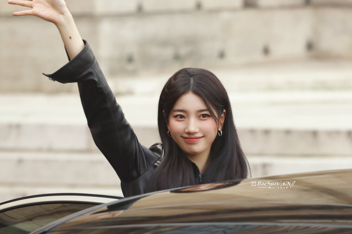 BaeSuzyCN1010's tweet photo. 260307 CELINE PARIS FASHION WEEK

Bye～💓
#Suzy #수지 https://t.co/JLDln1KJii