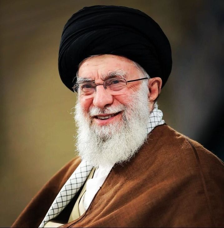 آپ سب کوئی ایک جملہ رھبر معظم  کے بارے میں لکھیے!