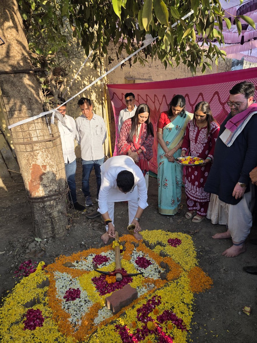 સુરત જિલ્લા પંચાયત ધ્વારા કડોદરા ખાતે રૂ.૧૩૦ લાખ ના ખર્ચે નિર્માણ થવા જઈ રહેલ  અર્બન પ્રાથમિક આરોગ્ય કેન્દ્ર ના નવીન મકાન ના બાંધકામ ના કામ નું ખાતમુર્હુત કર્યું.