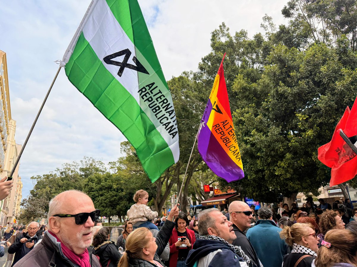 alterandalucia's tweet photo. Manifestación hoy en #Malaga contra la #Guerra. Declaraciones contra la guerra de nuestro compañero @JuanmiAcejo de @ALTER_Malaga.   Queremos vivir en #Paz, no queremos guerras para saquear países y sembrar muerte y destrucción. #NoASusGuerras #NoAlaGuerra #OTANNo #BasesFuera https://t.co/WdI4UiM08O