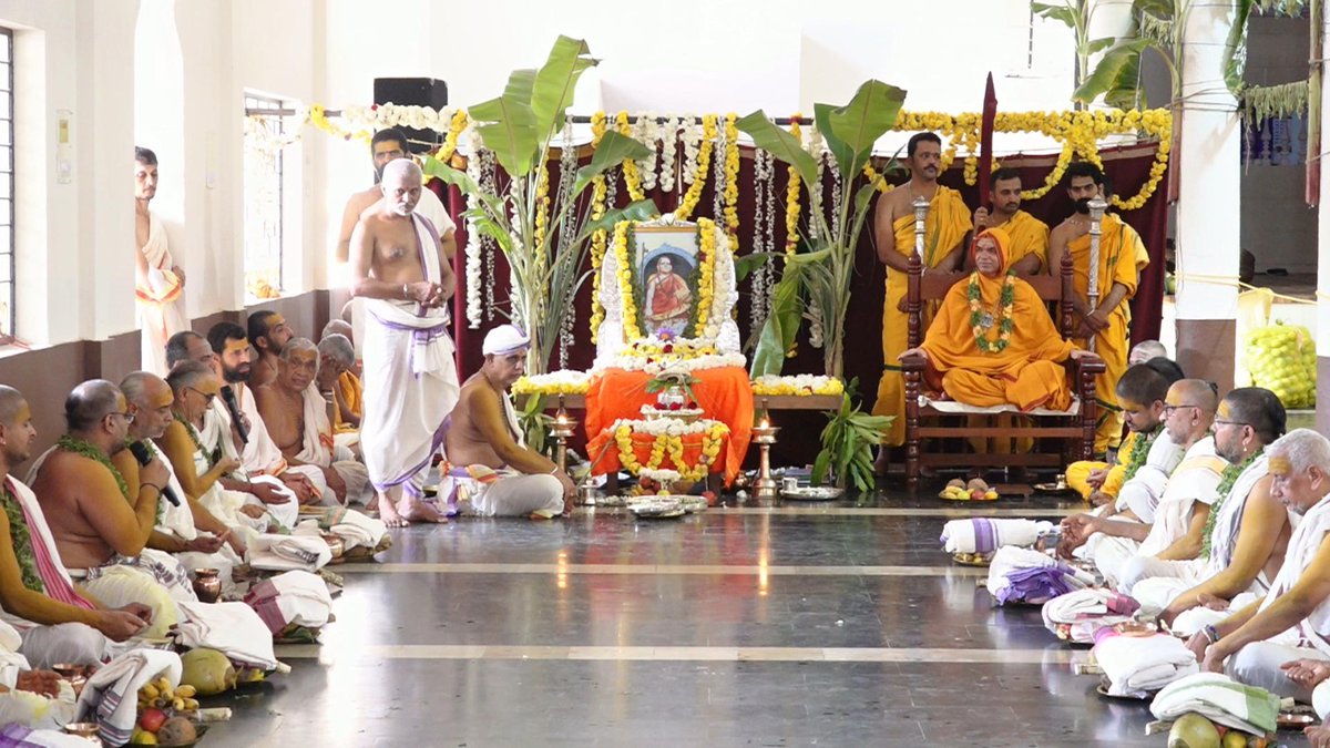 ShankaraPeetha's tweet photo. ಶ್ರೀಸವಾರಿ ~ ಶ್ರೀಮೊಕ್ಕಾಂ:
ನಮ್ಮಮನೆ ಹವ್ಯಕಭವನ, ಗುರುವಾಯನಕೆರೆ

*ಶ್ರೀಪೀಠದ 34ನೇ ಪೀಠಾಧಿಪತಿಗಳಾದ ಬ್ರಹ್ಮಲೀನ ಪರಮಪೂಜ್ಯ ಶ್ರೀಮಜ್ಜಗದ್ಗುರು ಶಂಕರಾಚಾರ್ಯ ಶ್ರೀಶ್ರೀರಾಮಚಂದ್ರಭಾರತೀ ಮಹಾಸ್ವಾಮಿಗಳವರ ಆರಾಧನಾ ಮಹೋತ್ಸವ
*ಧರ್ಮಸಭೆ ~ ಆಶೀರ್ವಚನ 

04-03-2026 https://t.co/gINzEWjLYN