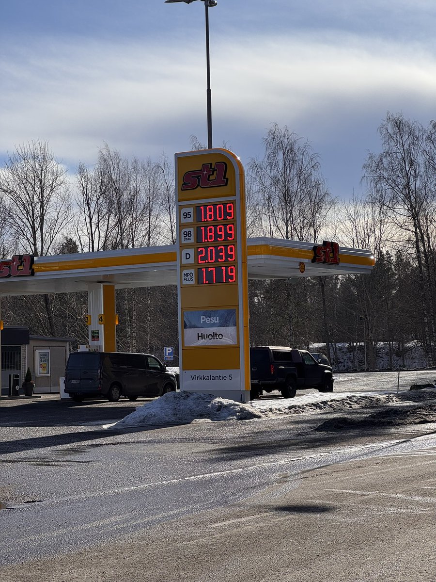 DannyWnuk's tweet photo. Lohjalla dieselin hinta n.20cnt kalliimpaa kuin 95 Be.
Olen niin onnellinen kun saan ajella diesel autolla ja maksaa myös diesel veroa.. https://t.co/1dOaf6xCKF