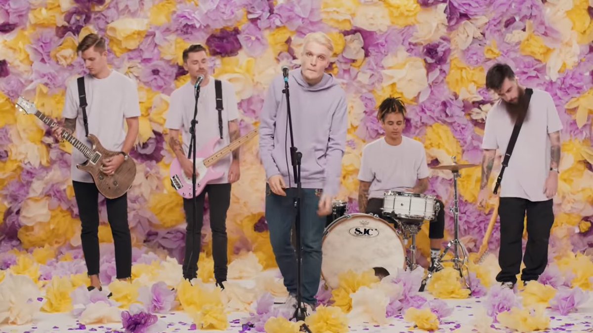 hrnrpenny's tweet image. Cause the truth is you’re the only voice 
I wanna hear in my head.
"本当に聞きたいのは、あなたからの声だけなんだ"

Neck Deep - In Bloom

ボーカルのBenの父親が亡くなった後に生まれた一曲。
明るくて優しいメロディの裏で、喪失と後悔を綴った歌詞が深く胸に刺さる。

#NeckDeep