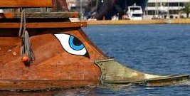 Nunca perdonaré a los griegos el no haberle puesto los Ophthalmoi a su navío HS Kimon.

Para la siguiente, dadnos ese lujo visual.