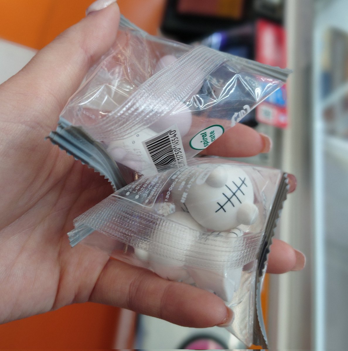 ivkitune's tweet photo. この前ゲームセンターで珍しくて
取っちゃったんだけど、
これって2個入ってることありえるやつ？？
百均とかにも売ってるやつだよね🤔
ホワイトタイガーとブラックタイガーの
インテリアミニフィギュアなんだけど、
ニコニコのホワイトタイガーくんだけ2個なの https://t.co/UyoK4K9GQk