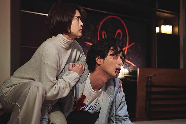 popcorn_niisan's tweet photo. 昨日からNetflixで配信開始された『毒娘』が、想像以上に「最悪」で最高だった…。

幸せな一家の前に突然現れた、謎の少女「ちーちゃん」。

真っ赤な服に身を包み、ハサミを手に静かに侵食してくる彼女は、一体何者なのか？

単なるホラーやスリラーだと思って観ると、後半の怒涛の展開に脳を焼かれます。

▼ あらすじ
夫と娘と3人、新しい家で幸せな生活を始めた萩乃。しかし、かつてその家で凄惨な事件を起こした少女・ちーちゃんが姿を現す。彼女の目的は？そして、一見平和に見えた家族が隠していた「毒」とは――。

内藤瑛亮監督（『ミスミソウ』）が得意とする、人間のドロドロした本質を抉り出す演出がキレッキレ。
「家族」という幻想が、一人の少女によって音を立てて崩れていく快感。

この週末、予定がないならNetflixで「毒」に触れてみませんか？
#毒娘 #Netflix