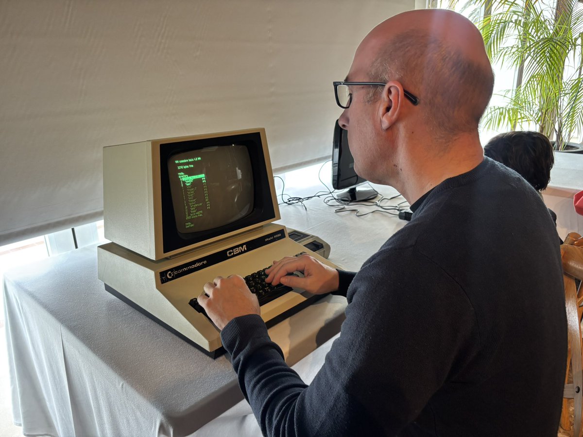 festivalmalaga's tweet photo. @GoogleES @PoloDigitalMLG @EvadFormacion @culturagob @MAFIZMalaga A través de consolas 🎮 y ordenadores originales, los asistentes están jugando y experimentando de primera mano los títulos que marcaron a toda una generación. 

#LaVilladelMar🌊 #29FestivalMálaga https://t.co/3JUmKzfkuh