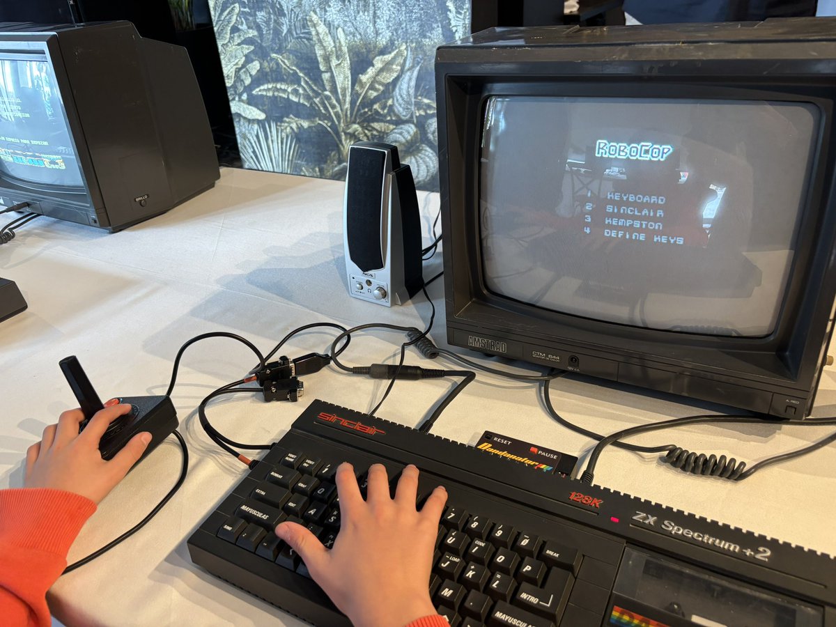 festivalmalaga's tweet photo. @GoogleES @PoloDigitalMLG @EvadFormacion @culturagob @MAFIZMalaga A través de consolas 🎮 y ordenadores originales, los asistentes están jugando y experimentando de primera mano los títulos que marcaron a toda una generación. 

#LaVilladelMar🌊 #29FestivalMálaga https://t.co/3JUmKzfkuh