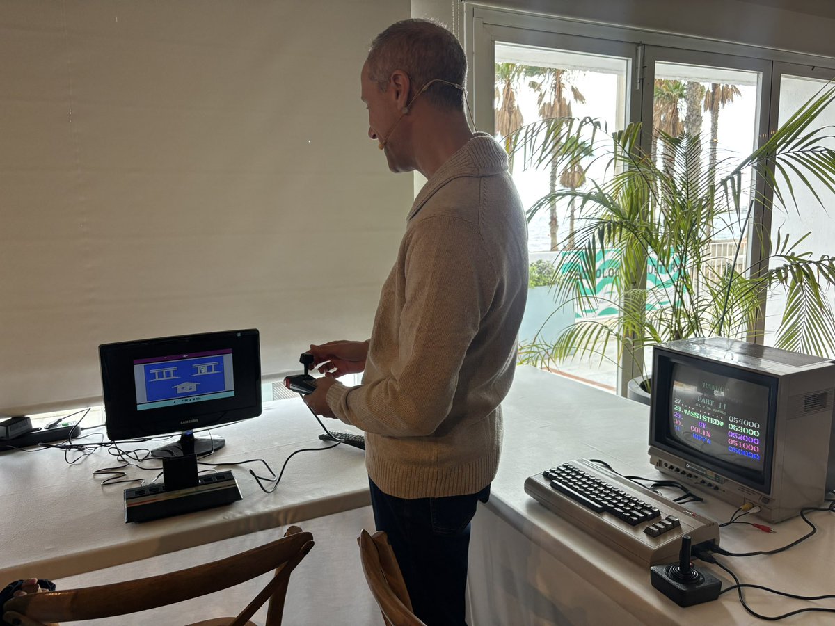 festivalmalaga's tweet photo. @GoogleES @PoloDigitalMLG @EvadFormacion @culturagob @MAFIZMalaga A través de consolas 🎮 y ordenadores originales, los asistentes están jugando y experimentando de primera mano los títulos que marcaron a toda una generación. 

#LaVilladelMar🌊 #29FestivalMálaga https://t.co/3JUmKzfkuh