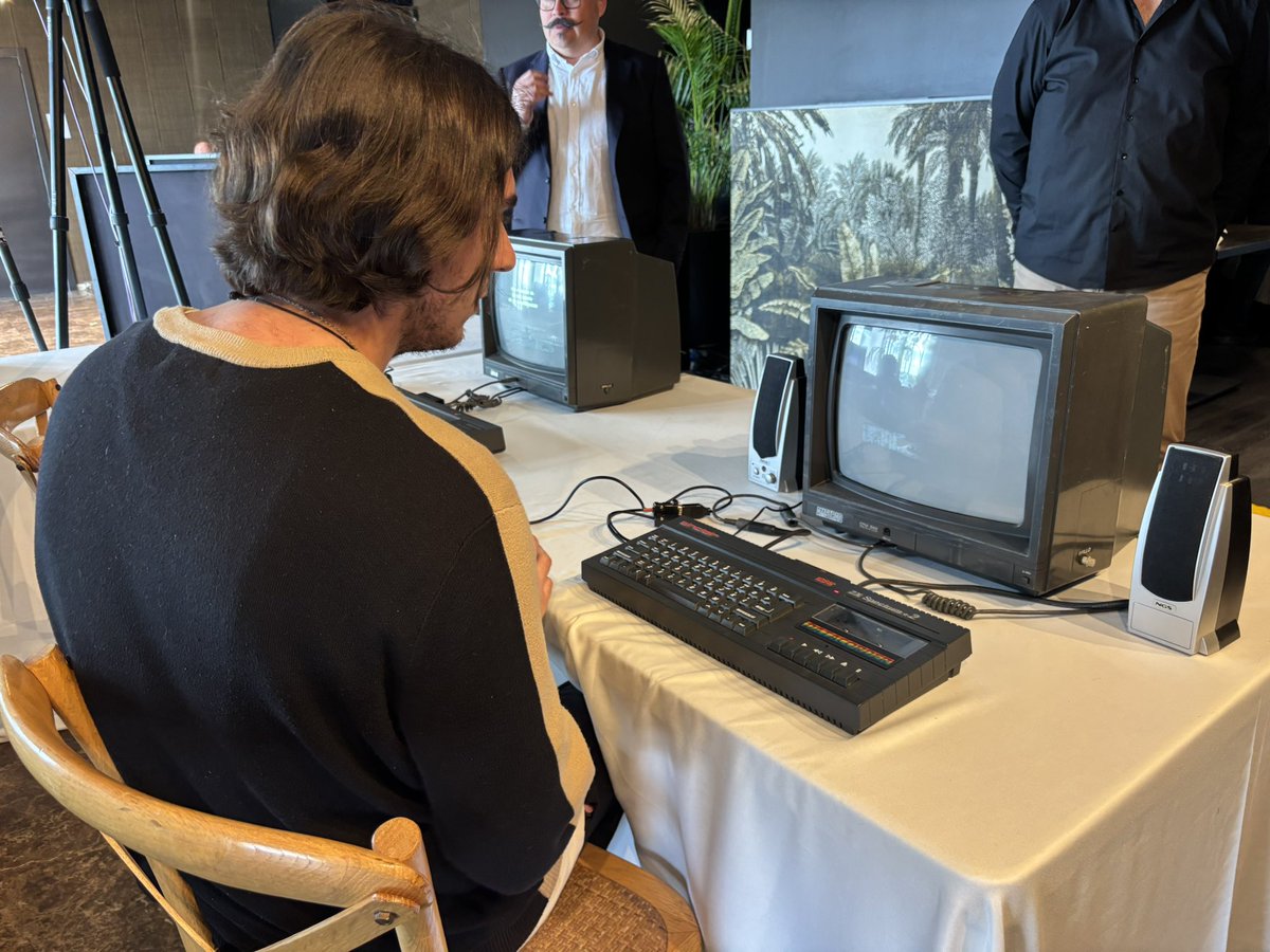 festivalmalaga's tweet photo. @GoogleES @PoloDigitalMLG @EvadFormacion @culturagob @MAFIZMalaga A través de consolas 🎮 y ordenadores originales, los asistentes están jugando y experimentando de primera mano los títulos que marcaron a toda una generación. 

#LaVilladelMar🌊 #29FestivalMálaga https://t.co/3JUmKzfkuh