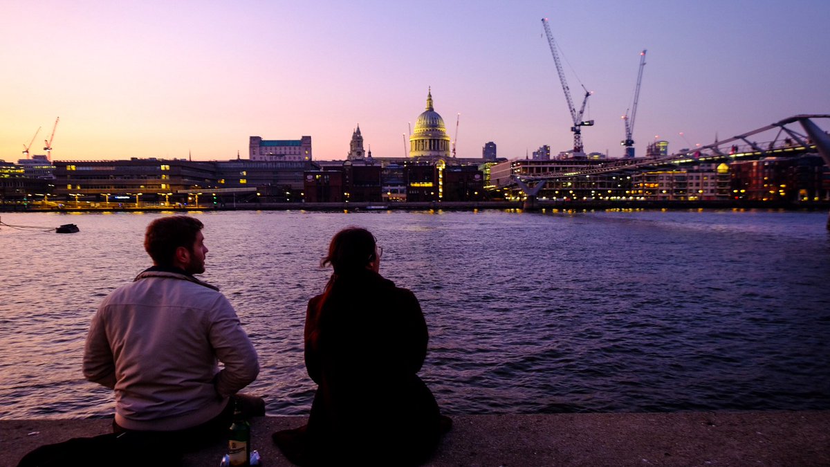 ตอนเดินเล่นริมแม่น้ำเทมส์ที่ลอนดอน ก็แอบคิดนะ ที่นี่มัน access เข้าริมน้ำได้ง่าย ตลอดแนว หาไรนั่งกิน นั่งดื่มชิวๆ นั่งดูพระอาทิตย์ตกได้เลยอะ

แต่พอเป็นเมืองไทย มันกลายเป็นที่ส่วนบุคคล ที่ร้านอาหารต่างๆ ต้องเสียเงินหน่อยอ่ะ ไม่ได้แบบเข้าถึงพี้นที่ริมน้ำได้ทุกคน