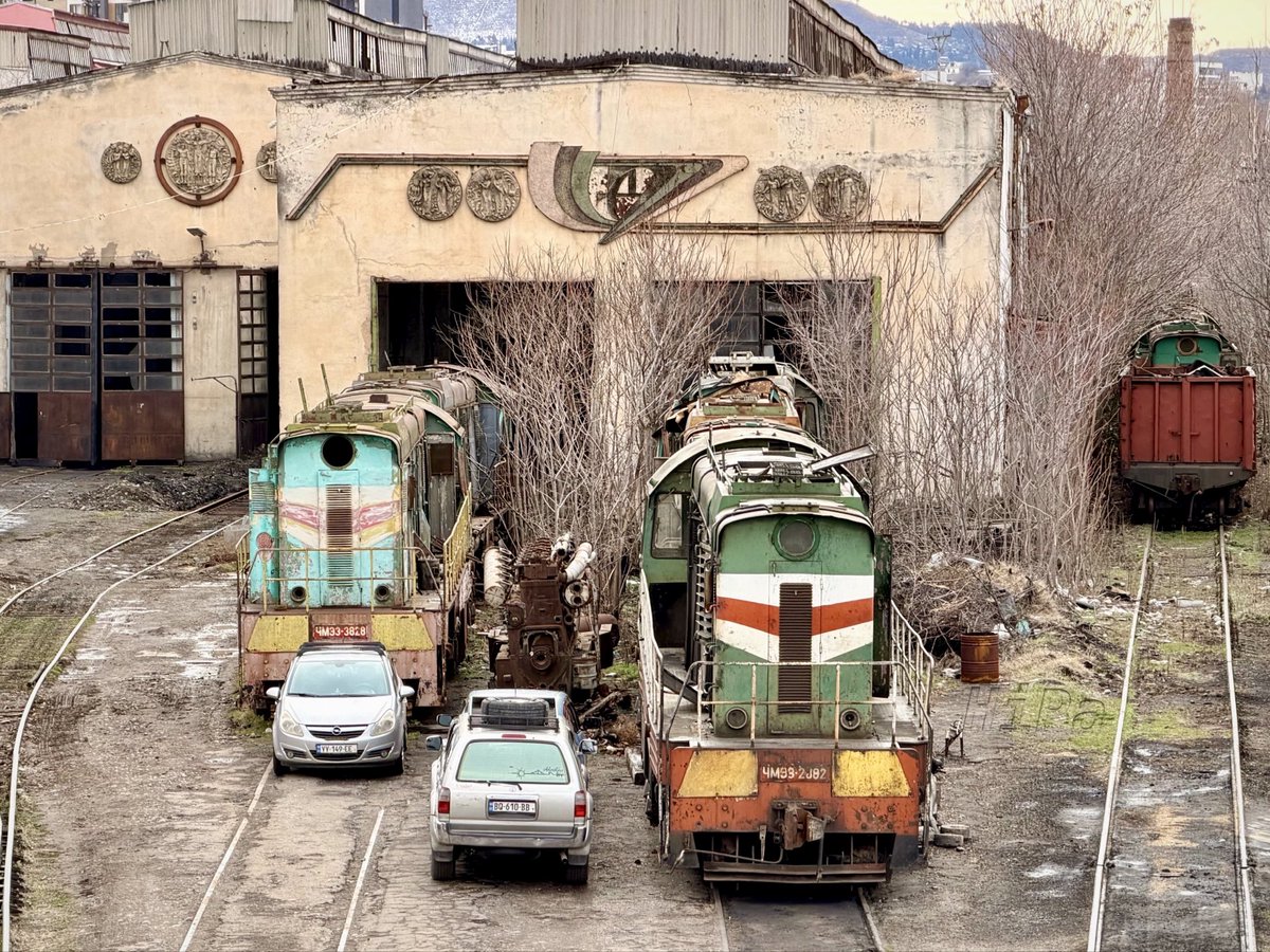 HiPa125's tweet photo. ČKD #ChME3 six-axle diesel-electric shunting locomotives - Tbilisi Depot #GeorgianRailway https://t.co/yRwAu70ZaY