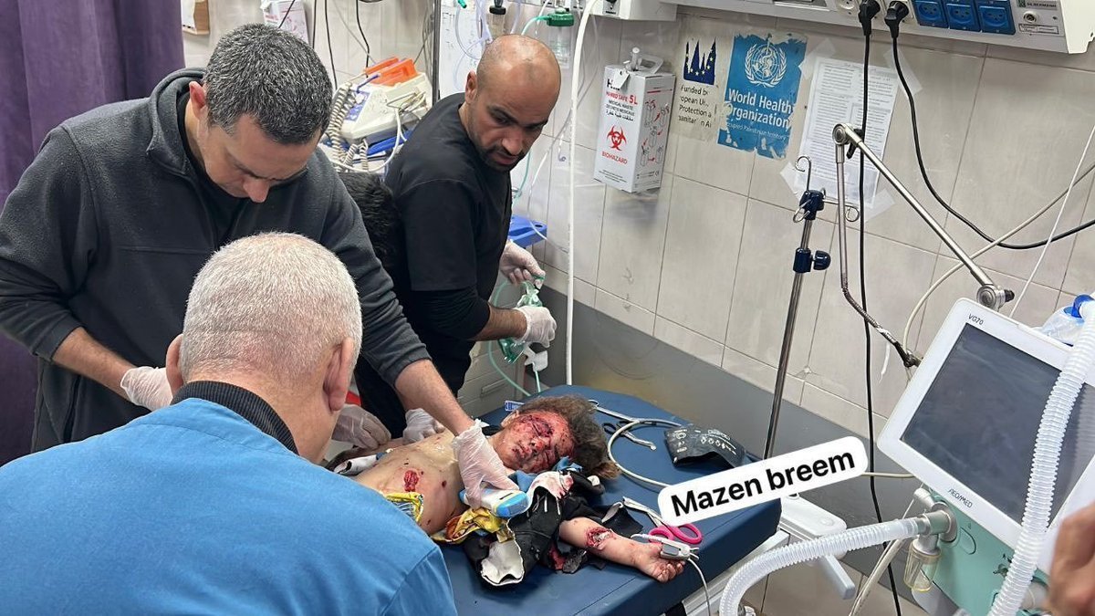 YoelH5's tweet photo. 🚨 עדכון 🚨 

משעות הבוקר הרופאים בנאסר נאבקים על חייה של ג'וליה אל-קאדרה בת השש.

כתב"ם צהל"י הפציץ את הילדה בחאן יונס בשעות הלילה המאוחרות.

*זה כמעט שבוע מאז שדו"צ הפסיק להוציא הודעות על הפצצות ילדים בעזה. https://t.co/4OiRp5jQ4Q