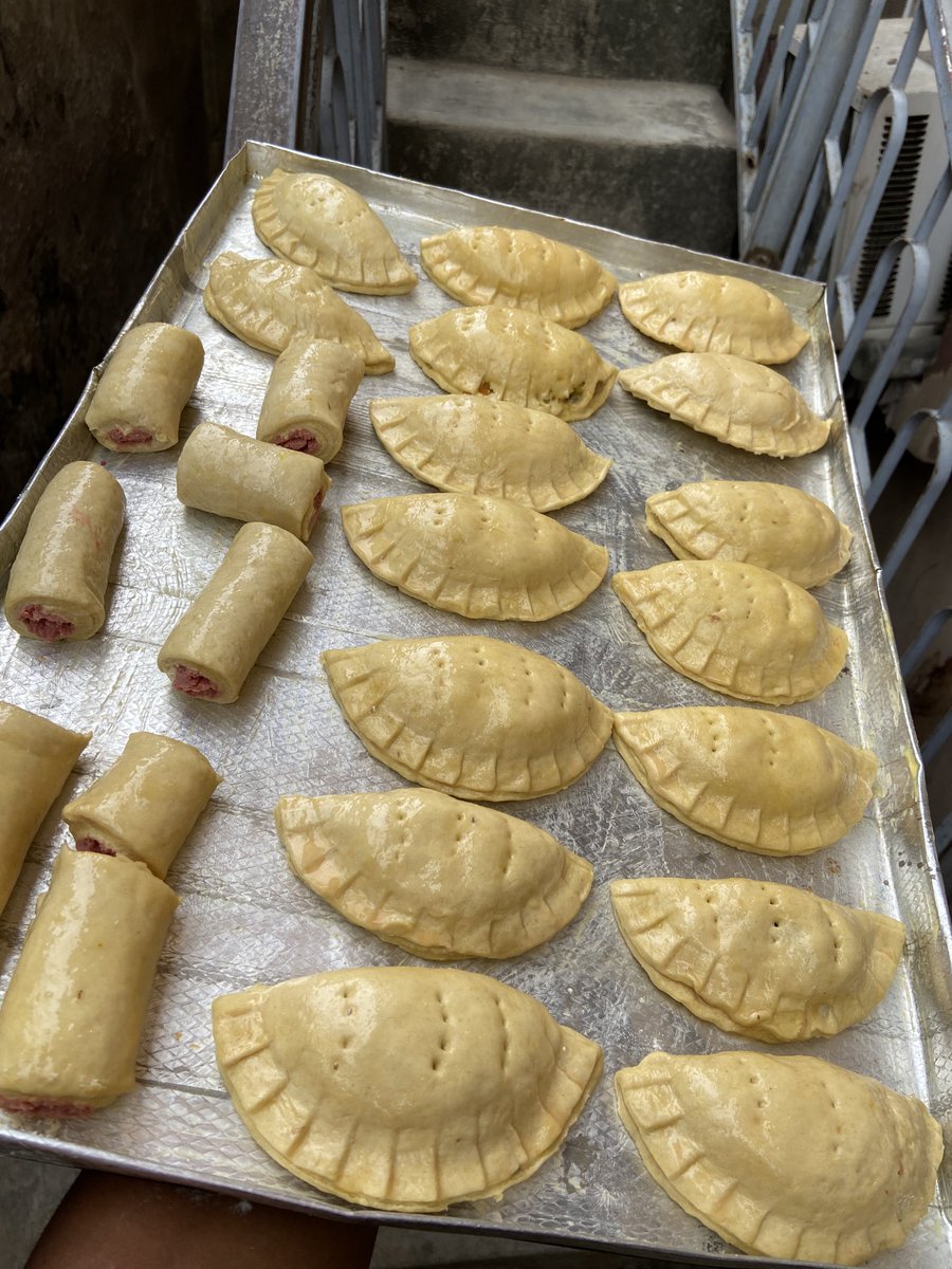 D_CakeMistress's tweet photo. It was meatpie and sausage today and it’s their first attempt.
I’m proud🤗😇 https://t.co/xCs8MyCsnP