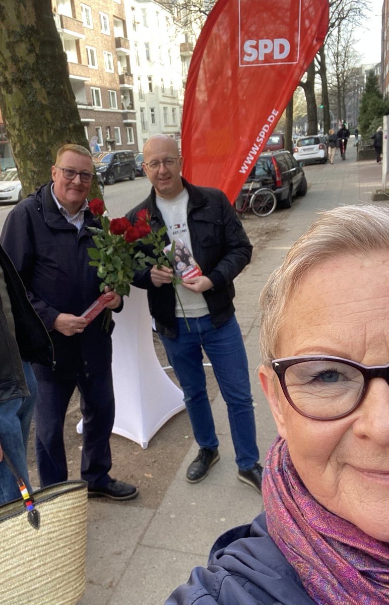 Zum Weltfrauentag am 8. März hat der Distrikt heute Rosen verteilt. Es gab zahlreiche interessante Gespräche.

#spdhamburg #spdhamburgnord