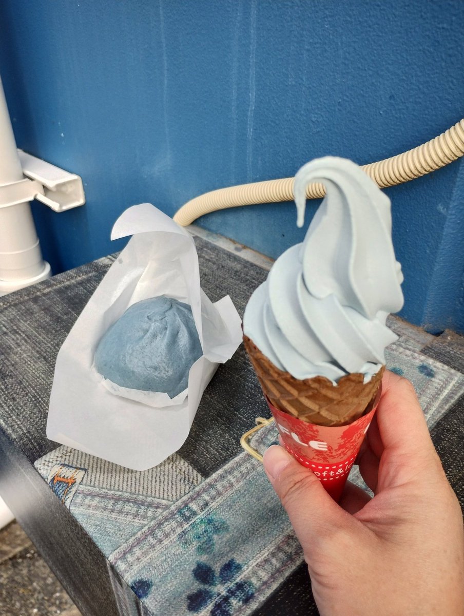 juri_KPdance's tweet photo. デニムまんとデニムソフト。
青は食欲がわかなくなる色だけど、普通に美味しかった。 https://t.co/VMLzUSnK33