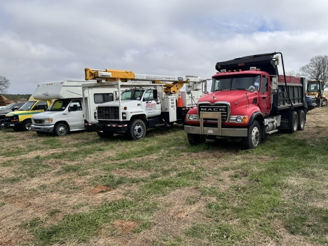 ironauction1's tweet photo. ⏰ Starting Soon - 9:00 am EST: Unreserved Equipment &amp; Truck Auction: Silver Creek, GA &amp; Online https://t.co/QgGtnceNNb https://t.co/8g32UOkm6W