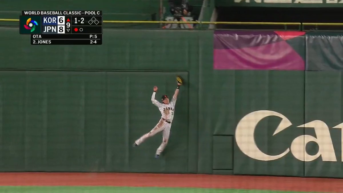 「日本の秘密兵器だ！」侍ジャパン周東佑京の“神捕球”に世界が衝撃！WBC公式が絶賛した韋駄天ぶりに海外ファン熱狂