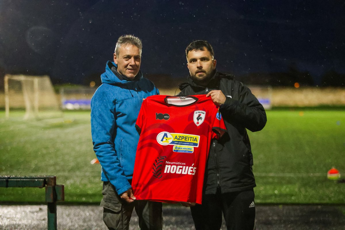 FCLaCalzada's tweet photo. Imanol Montoya firma como nuevo entrenador del primer equipo. ⚽️

El técnico llega tras dirigir durante tres temporadas al Juvenil Nacional del @CDMirandes , ser segundo entrenador del @CDMirandes y entrenar dos años y medio al @casalarreinacf .

Experiencia, trabajo y mucha ilusión para esta nueva etapa en el equipo rojillo.

¡Bienvenido al equipo, Imanol! ❤️🖤🐓