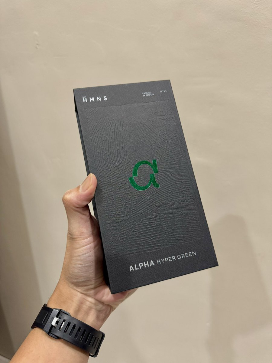 rgoestama's tweet photo. Td di MKG mampir ke @HmnsId , iseng jajalin 3 varian barunya.

Eh ternyata kok yg Alpha ini enak. Asli wanginya kayak cowok2 gedongan di SCBD yg turun dr SUV pake kemeja dilinting sm nenteng clutch kulit sapi asli.

Cocok ama aura orang Bekasi, mantep dagangan u bang @rizarwi https://t.co/5nNywJ1SZX