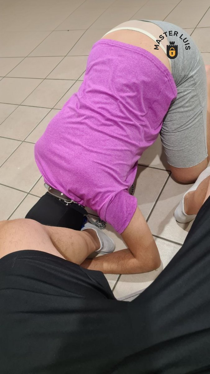 Hippo10472910's tweet photo. Quale è il posto migliore per uno schiavo? Il mio preferito è ai piedi del mio Padrone @MasterLuis351 🧎👣 
Which is the best place for a slave? My favourite is under my Master's feet 
#gaymasterslave #gayservice #gayobedience https://t.co/yKxRN6otRV