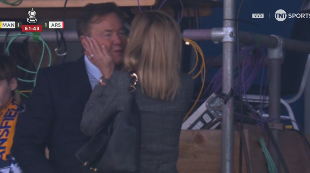 TouchlineX's tweet image. 📸 - Mansfield Town owner kissed his wife when his club scored against Arsenal.