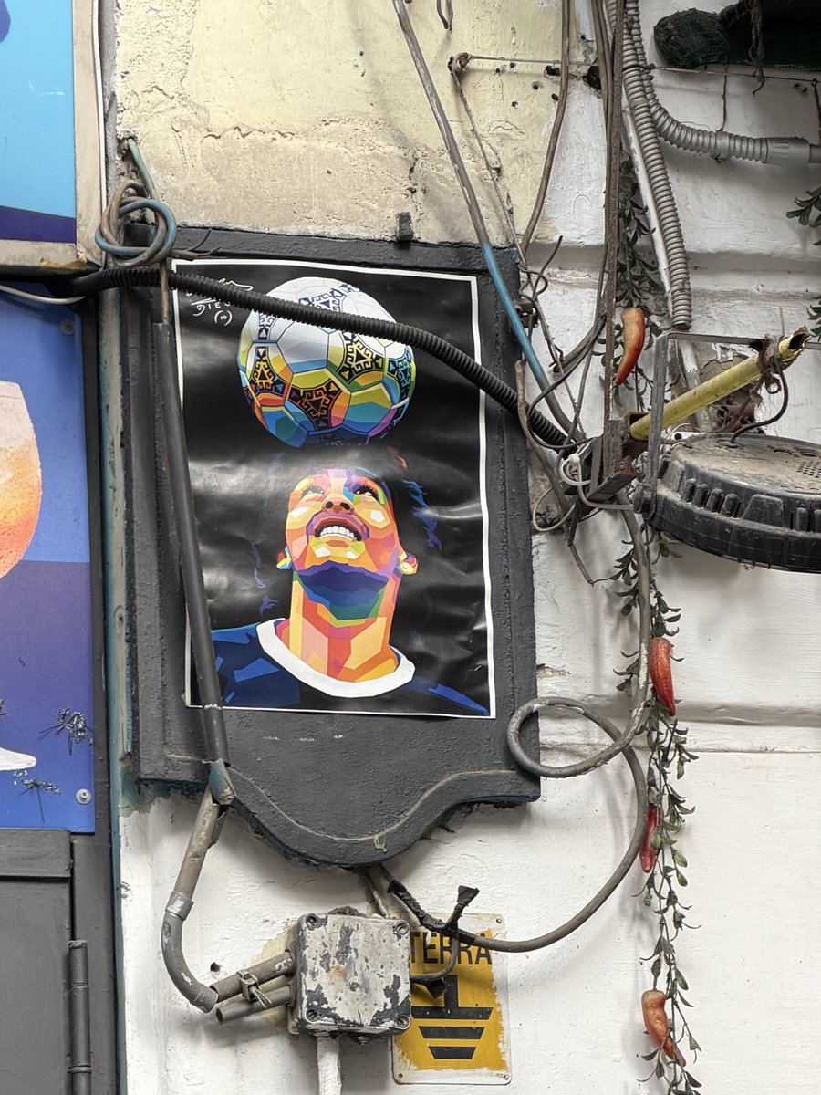 dundarmurat's tweet photo. Bir şehre böylesi bir iz bırakmak hiç kolay değil. Kral değil, aziz değil ama her kutsal’ın yanında muhakkak o. Benim çocukluğumda da ‘maradona maradona maradonaa gooool’ nidasıydı. Bu sadece futbolla olmaz, başka bir sevgi napolide Maradona. https://t.co/U8oeHghRvr