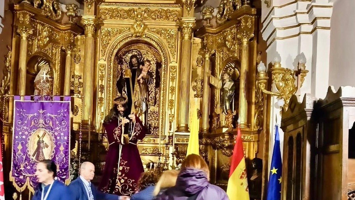 ArgandaNoticias's tweet photo. Un millar de personas participan en el primer besapiés nazareno celebrado en Arganda del Rey https://t.co/y5ImTm2Ymg https://t.co/7PGRFDKuM9