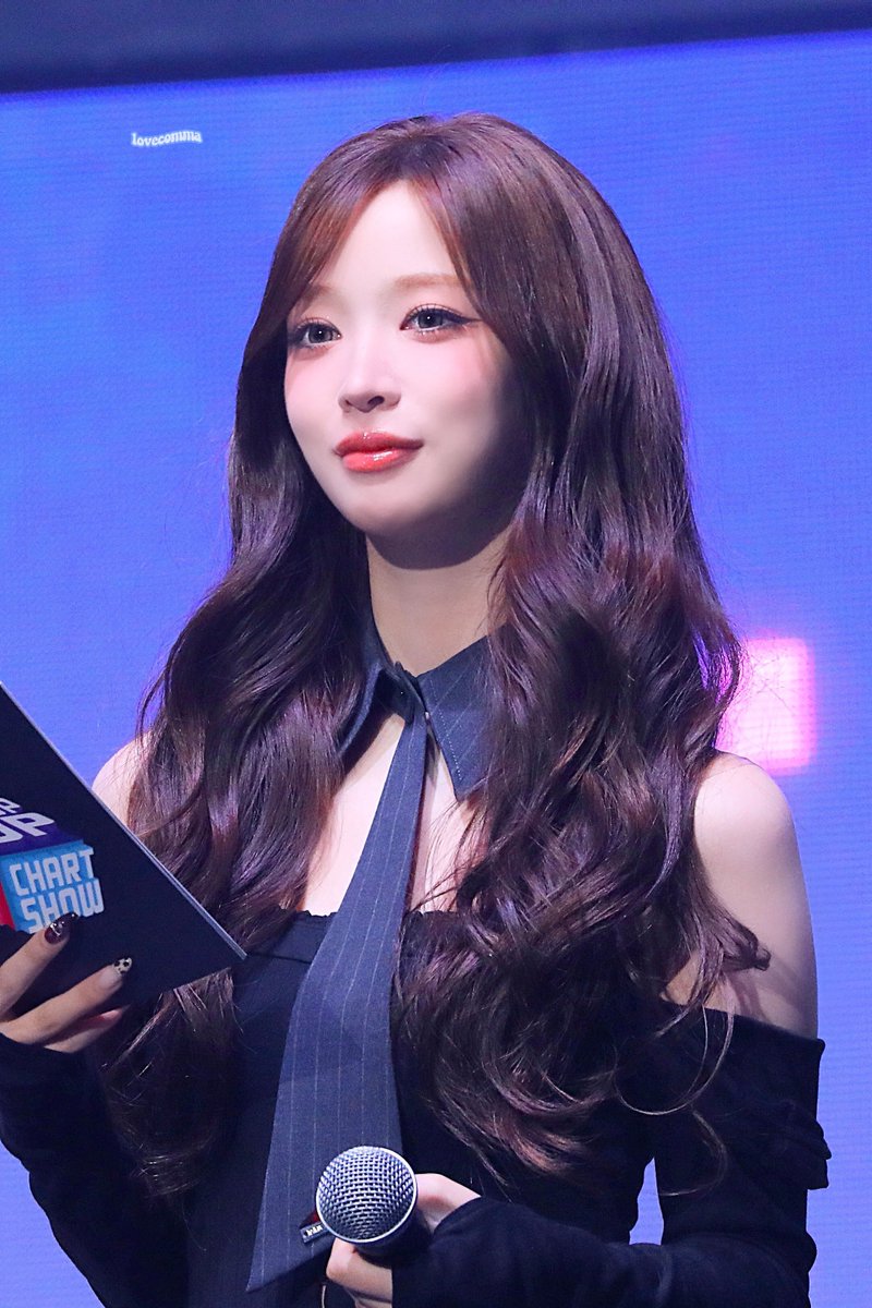 𝐥𝐨𝐯𝐞𝐜𝐨𝐦𝐦𝐚 tweet media