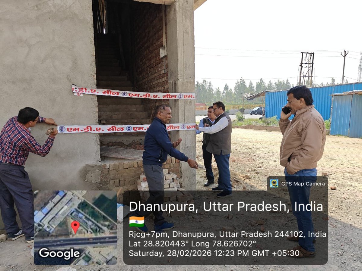 bstvlive's tweet photo. मुरादाबाद : लोधीपुर में अवैध निर्माण पर बड़ा खेल
➡सील दुकानों में चल रहा तेजी से काम
➡MDA के कर्मियों द्वारा की गई थी सील
➡सील लगी दुकानों में रातों-रात छत ढलाई
➡28 तारीख को अवैध निर्माण पर लगी थी सील
#Moradabad #IllegalConstruction #MDAAction https://t.co/9STR6XbYaY