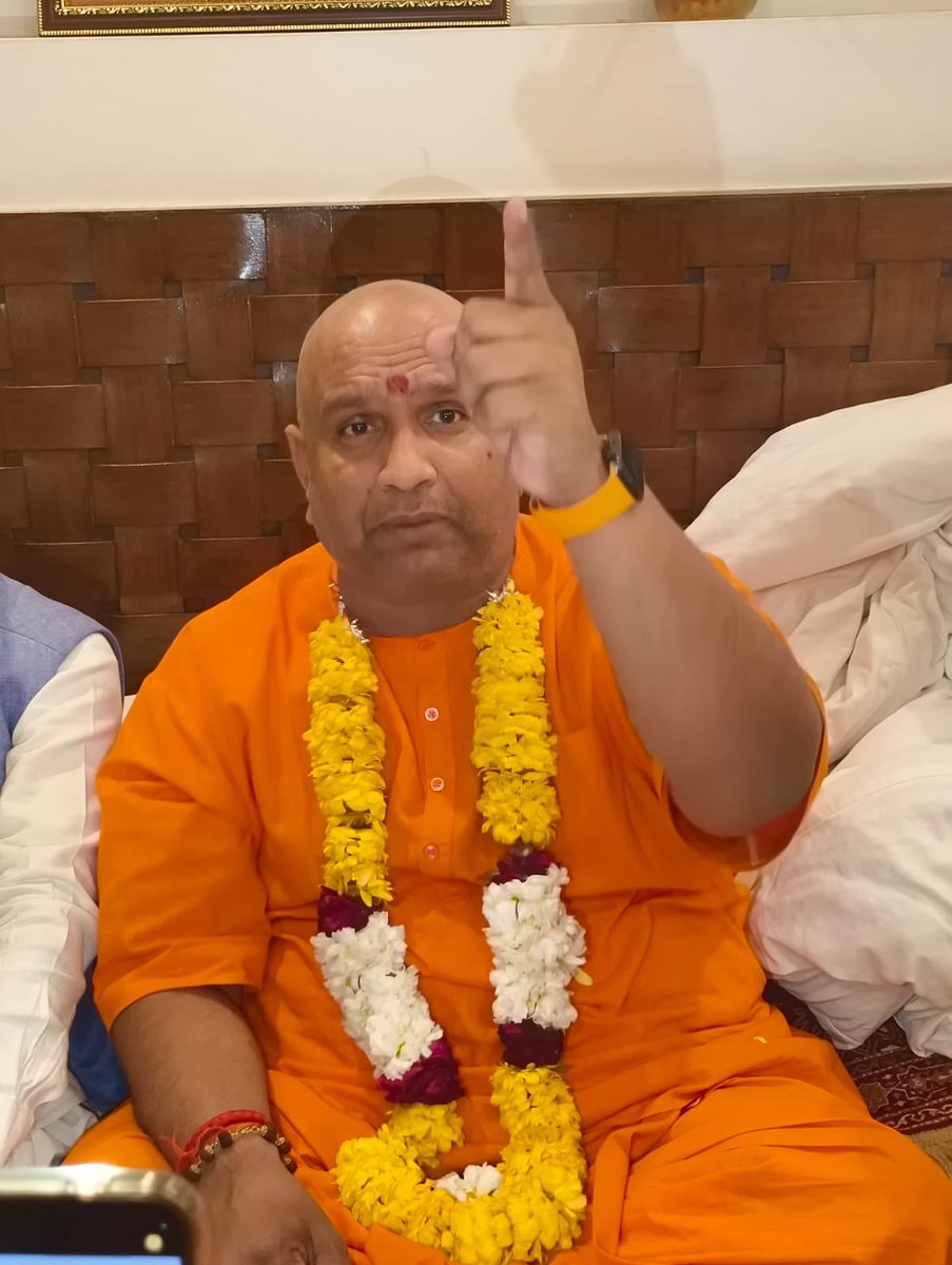 kalisenachief's tweet photo. आज स्वामी जी को हनुमान जी के मंदिर जाकर आशीर्वाद लेने से रोक दिया गया।

लेकिन सनातन परंपरा कहती है 
अगर भक्त भगवान के मंदिर तक नहीं पहुँच पाता, तो भगवान स्वयं अपने भक्त को आशीर्वाद देने आते हैं।

आज हनुमान मंदिर से आया आशीर्वाद यही संकेत देता है कि
सत्य की ही विजय होगी।

धर्म और सत्य की आवाज़ को कोई नहीं रोक सकता।

#8March_Ramleela_Maidan
#IndiaFirst