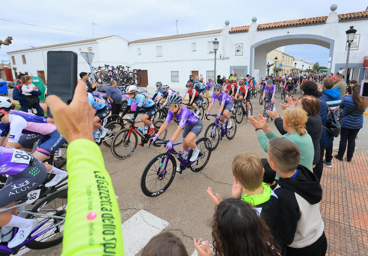 vuelta_ex's tweet photo. 🚴‍♀️ Gracias, Pueblonuevo del Guadiana.

Gran ambiente para la salida de la Etapa 2 de la Vuelta Ciclista a Extremadura Femenina 2026.

La carrera ya está en marcha rumbo a Fuente del Maestre.

#EstamosDeVuelta https://t.co/uPLWBLOwvG