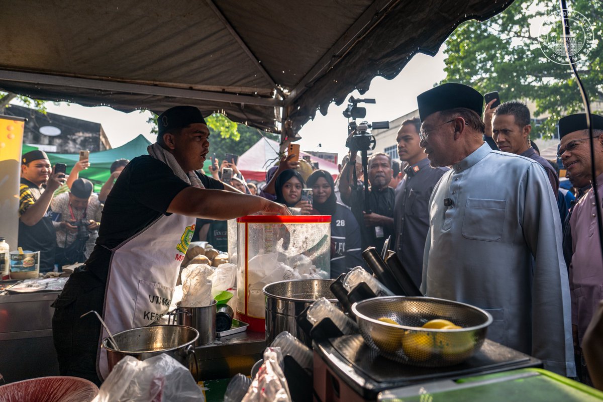 anwaribrahim's tweet photo. Petang tadi saya sempat menjengah Bazar Ramadan Taman Selaseh di Kulim yang meriah dengan orang ramai mencari juadah berbuka.

Saya berpeluang beramah mesra dengan peniaga kecil dan pengunjung, bertanya mengenai harga jualan serta melihat sendiri juadah yang disediakan. Tidak ketinggalan, saya turut membeli beberapa juadah berbuka di sini.

Semoga Ramadan ini membawa rezeki yang baik dan keberkatan buat para peniaga yang jujur, serta urusan mereka dipermudahkan, Insya-Allah.

#MalaysiaMADANI 
#MADANIbekerja 
#RancakkanMADANI 
#YakinMADANI