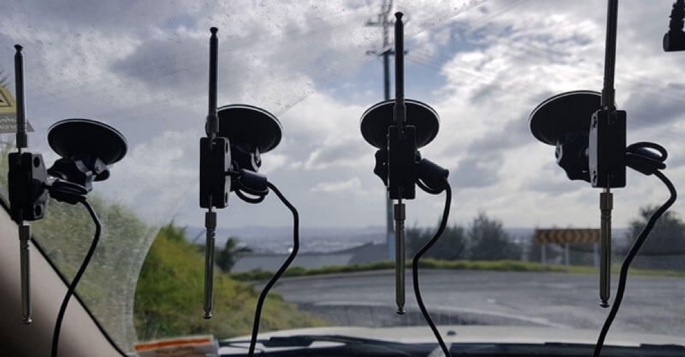 cqcqcqdx's tweet photo. Low cost direction finding array mounted to vehicle windshield. https://t.co/Pua3DWLQne